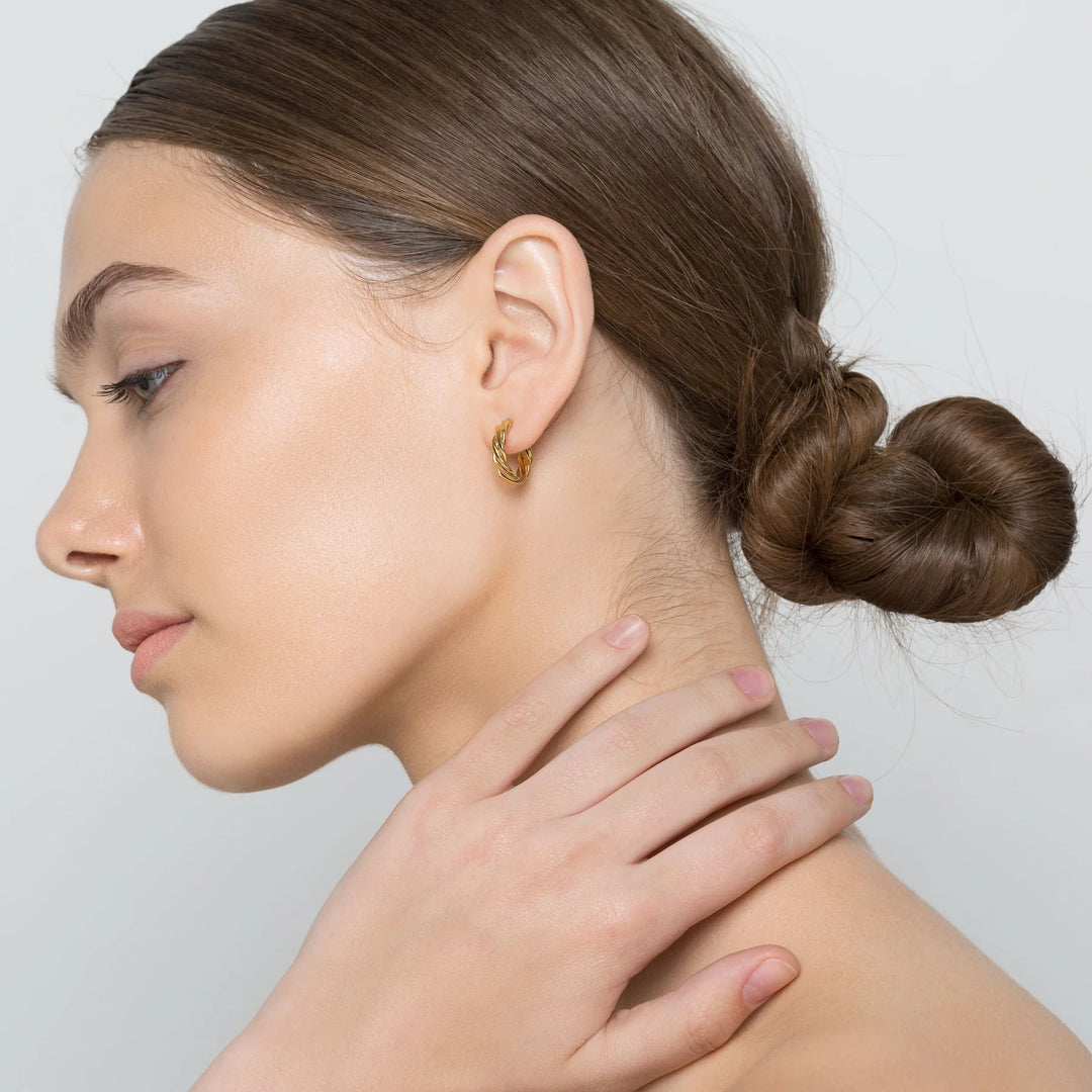 Pendientes aros huggie de alambre retorcido